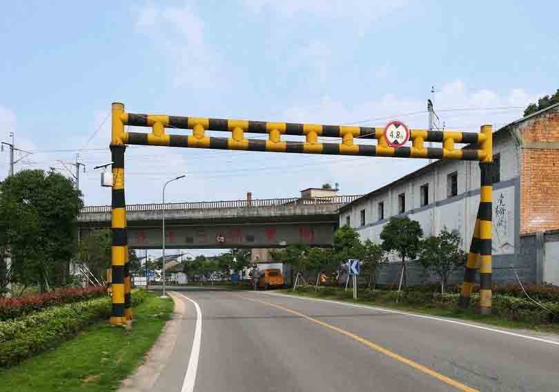 阿坝铁路限高架