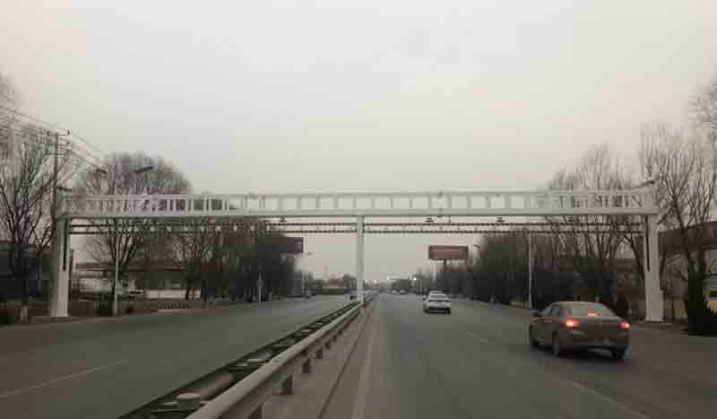 阿坝公路限高杆